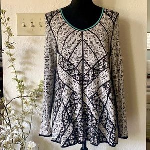 Beautiful NIC+ZOE Long Sleeved Swing Sweater